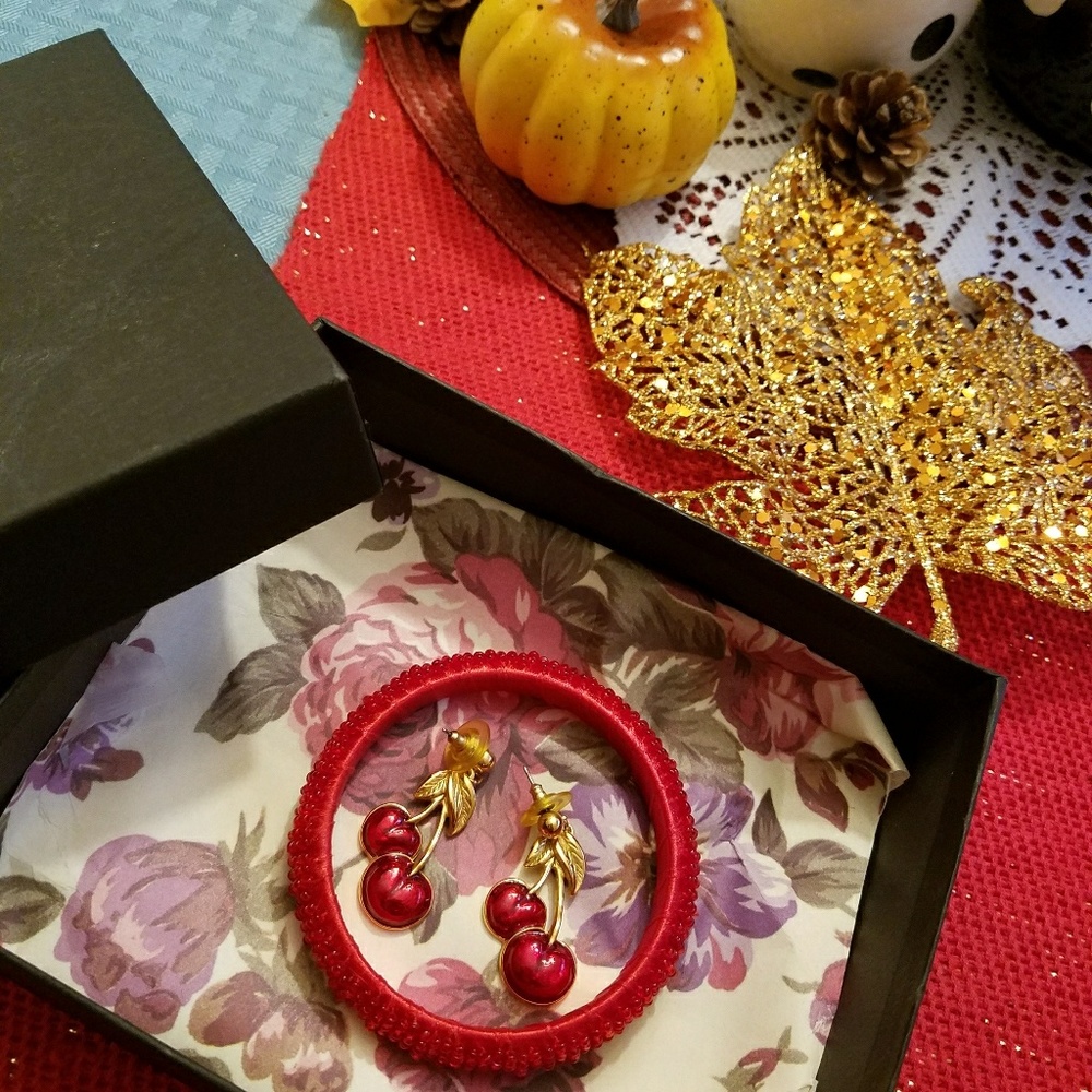 🍒SET vintage avon stamped cherry earrings